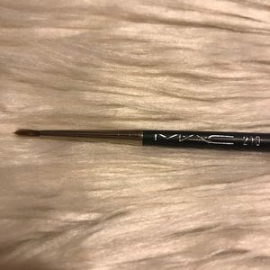 Mac 210 eyeliner brush